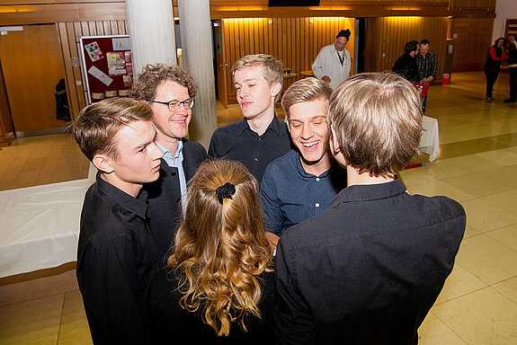 „Mieke and the Boys“ in einer Spielpause mit Musikschulleiter Odilo Zapf (2.v.l.). (Foto: Stadt Freising)