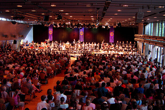 Die Luitpoldhalle Freising bietet für verschiedenste Veranstaltung den passenden Rahmen - hier zu sehen ein Klassikkonzert vor der ausverkauften Rängen. (Foto: Stadt Freising)