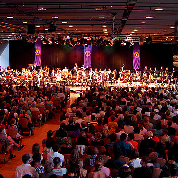 Die Luitpoldhalle Freising bietet für verschiedenste Veranstaltung den passenden Rahmen - hier zu sehen ein Klassikkonzert vor der ausverkauften Rängen. (Foto: Stadt Freising)