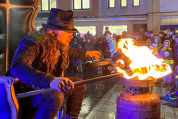 Spektakuläre Feuershow beim Eröffnungsfest der Oberen Altstadt im Dezember 2023. (Foto: ski)