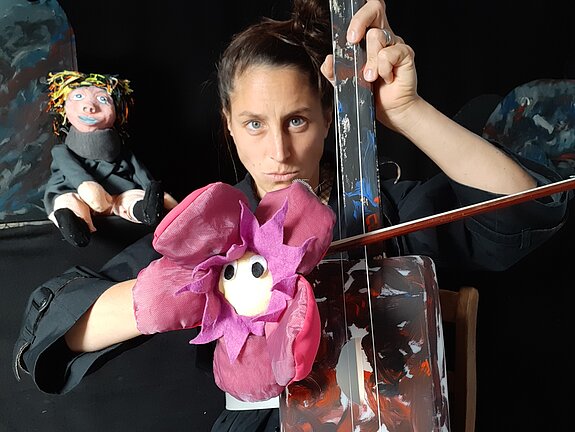 Junge Frau mit Puppen