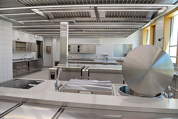 Für die Versorgung von bis zu 1100 Schülerinnen steht eine moderne, geräumige Küche zur Verfügung. (Foto: Stadt Freising)