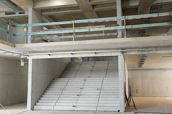 Über diese breite Treppe geht´s hinauf zu den Unterrichtsräumen der Mittelschule. (Foto: Stadt Freising)