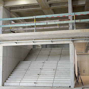 Über diese breite Treppe geht´s hinauf zu den Unterrichtsräumen der Mittelschule. (Foto: Stadt Freising)