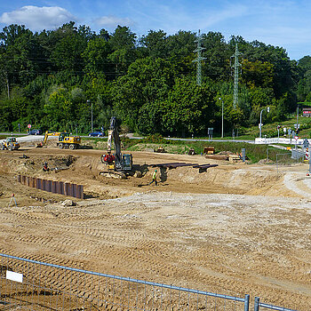 Westtangente Freising: Arbeiten an der Thalhauser Straße für den Bau von zwei Brücken. (Foto: Martin Bullinger/edr) 