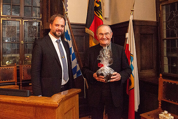 Posieren für die Medien: OB Tobias Eschenbacher (links) und Weihbischof Bernhard Haßlberger mit seinem Geburtstagsgeschenk, einem Freisinger Bären. (Foto: Stadt Freising) 