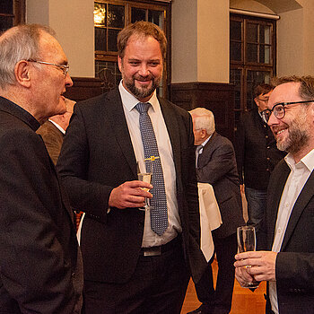 Entspannte Gespräche: Weihbischof Haßlberger, OB Eschenbacher und Reinhard Fiedler, Fraktionssprecher der Freisinger Mitte im Stadtrat. (Foto: Stadt Freising)