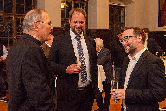 Entspannte Gespräche: Weihbischof Haßlberger, OB Eschenbacher und Reinhard Fiedler, Fraktionssprecher der Freisinger Mitte im Stadtrat. (Foto: Stadt Freising)