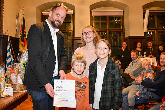 Stolz: Team Franka, mit 19.236 zurückgelegten Kilometern Sieger*innen der Stadtradel-Teamwertung, zusammen mit dem Oberbürgermeister. (Foto: Stadt Freising)