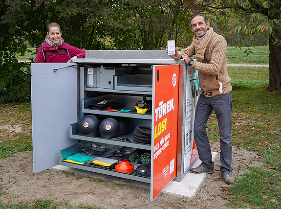 Sportreferent Jürgen Mieskes und Sportkoordinatorin Elisa Keidler präsentieren die neue SportBox