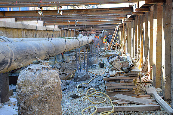Sanierung des Moosachbetts: Das Moosach-Wasser läuft während der Arbeiten durch zwei Rohre durch den jeweiligen Bauabschnitt. (Foto: Stadt Freising)