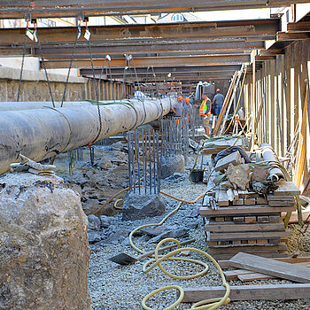Sanierung des Moosachbetts: Das Moosach-Wasser läuft während der Arbeiten durch zwei Rohre durch den jeweiligen Bauabschnitt. (Foto: Stadt Freising)