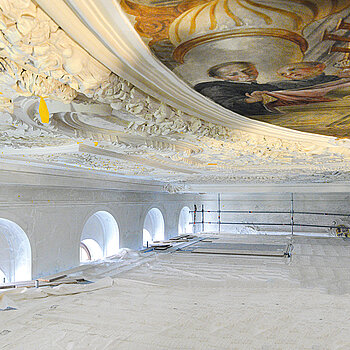 Dem Theaterhimmel ganz nah: Auf einem raumfüllenden Gerüst im Asamsaal wurden Stuck und Deckengemälde restauriert und konserviert. (Foto: Stadt Freising)