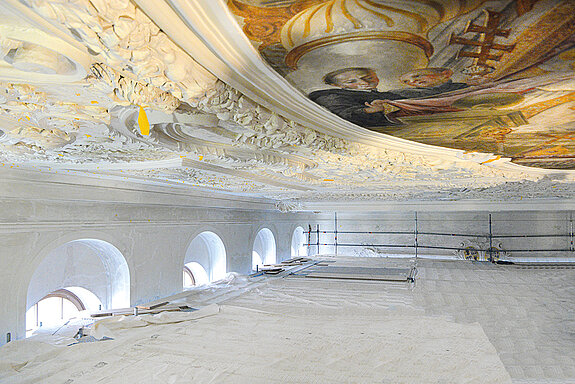 Dem Theaterhimmel ganz nah: Auf einem raumfüllenden Gerüst im Asamsaal wurden Stuck und Deckengemälde restauriert und konserviert. (Foto: Stadt Freising)