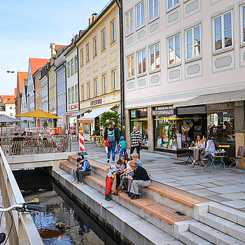 Ob auf den Treppen zur Moosach oder auf den von Wirtsleuten aufgestellten Sitzmöbeln: Es ist einfach schön, sich in der neuen Oberen Altstadt aufzuhalten. (Foto: Stadt Freising)