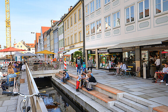 Ob auf den Treppen zur Moosach oder auf den von Wirtsleuten aufgestellten Sitzmöbeln: Es ist einfach schön, sich in der neuen Oberen Altstadt aufzuhalten. (Foto: Stadt Freising)