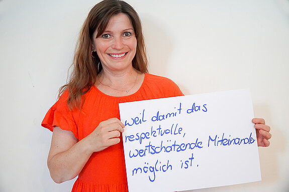 Dritte Bürgermeisterin Monika Riesch. Foto: Stadt Freising Eine Frau in einem orangenen T-Shirt zeigt ein Schild mit der Aufschrift "weil damit das respektvolle, wertschätzende Miteinander möglich ist!"