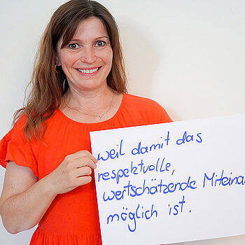Dritte Bürgermeisterin Monika Riesch. Foto: Stadt Freising Eine Frau in einem orangenen T-Shirt zeigt ein Schild mit der Aufschrift "weil damit das respektvolle, wertschätzende Miteinander möglich ist!"