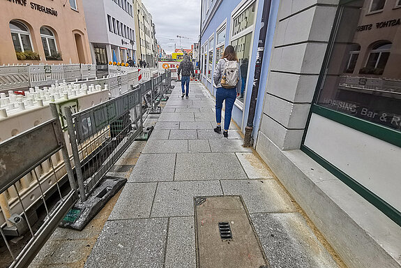 Auch mit der Neupflasterung in der Oberen Hauptstraße wurde 2020 begonnen - hier entlang der südlichen Häuserzeite zwischen Sackgasse und Karlwirt-Kreuzung. (Foto: Stadt Freising)