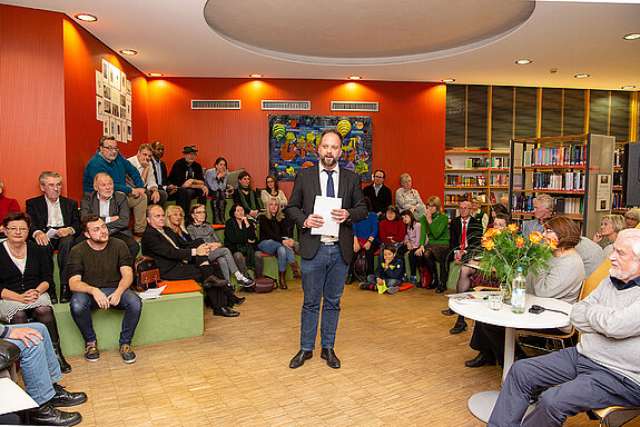 OB Tobias Eschenbacher würdigte die Entwicklung der Stadtbibliothek zum kleinen Kulturzentrum, das fast eine Ersatzfunktion während der Sanierung des Asamgebäudes einnehme. (Foto: Stadt Freising)