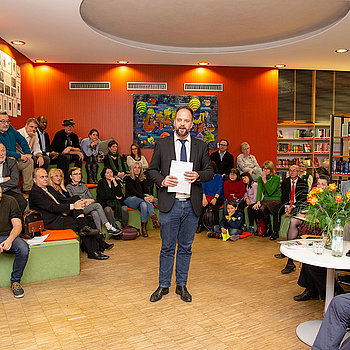 OB Tobias Eschenbacher würdigte die Entwicklung der Stadtbibliothek zum kleinen Kulturzentrum, das fast eine Ersatzfunktion während der Sanierung des Asamgebäudes einnehme. (Foto: Stadt Freising)