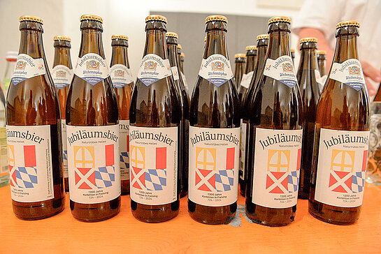 Das zum Jubiläumsjahr eigens gebraute Bier. (Foto: Stadt Freising)