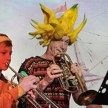 Beim fröhlichen Faschingskonzert schlüpfen auch die Lehrkräfte in fantasievolle Kostüme - so wie auf unserem Bild der heutige stellvertretende Musikschulleiter Jürgen Wüst. 