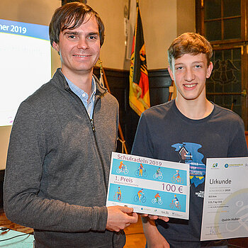 Fleißiger Einzelsieger: Quirin Huber (rechts neben Andreas Mehltretter von der Agenda21 Bauen, Wohnen, Verkehr) erstrampelt bei der "Schulradel"-Aktion sage und schreibe 815 Kilometer. (Foto: Stadt Freising) 