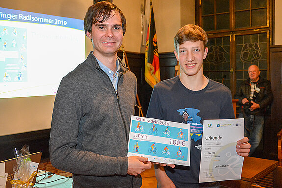 Fleißiger Einzelsieger: Quirin Huber (rechts neben Andreas Mehltretter von der Agenda21 Bauen, Wohnen, Verkehr) erstrampelt bei der "Schulradel"-Aktion sage und schreibe 815 Kilometer. (Foto: Stadt Freising) 