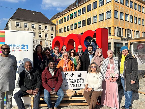 Auf dem Bild sind Teilnehmende an der Foto-Aktion zum Tag gegen Rassismus zu sehen. Auf dem Bild sind Teilnehmende an der Foto-Aktion zum Tag gegen Rassismus zu sehen.