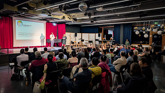 Rund 70 gespannte Zuschauer*innen hatten sich im Pavillon der Musikschule versammelt und verfolgten die Preisverleihung.