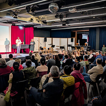 Rund 70 gespannte Zuschauer*innen hatten sich im Pavillon der Musikschule versammelt und verfolgten die Preisverleihung.