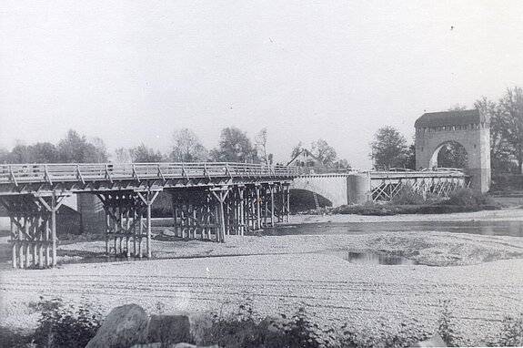 Die Freisinger Isarbrücke von Südwesten: links die hölzerne Behelfsbrücke, die 1945 bald nach der Sprengung der beiden stadtseitigen Bögen errichtet wurde (Stadtarchiv Freising, Fotosammlung).