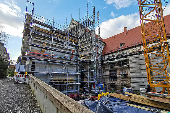 Januar 2021 Bauarbeiten hinter dem Asamgebäude Freising: Links der kleine Weg zum Dombergaufgang, im Vordergrund die Stützmauer sowie der im Rohbau fertiggestellte Aufzugsturm am südlichen Platz des historischen Ensembles. (Foto: sda)