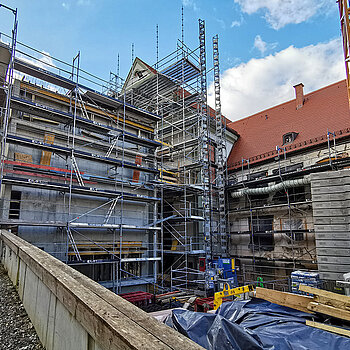Januar 2021 Bauarbeiten hinter dem Asamgebäude Freising: Links der kleine Weg zum Dombergaufgang, im Vordergrund die Stützmauer sowie der im Rohbau fertiggestellte Aufzugsturm am südlichen Platz des historischen Ensembles. (Foto: sda)