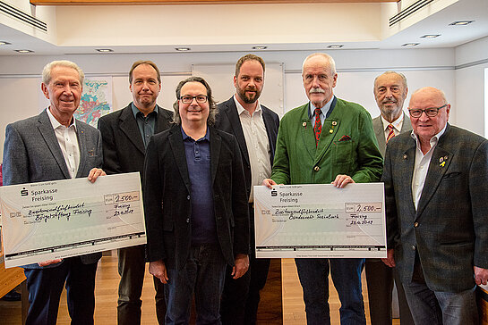 Spendenübergabe: Peter Reisch und Karl-Heinz Wimmer (Bürgerstiftung), Ingo Bartha, OB Tobias Eschenbacher, Klaus Niemeyer, Horst Barthel und Hans Schechner (Bundeswehrsozialwerk). Foto: Stadt Freising