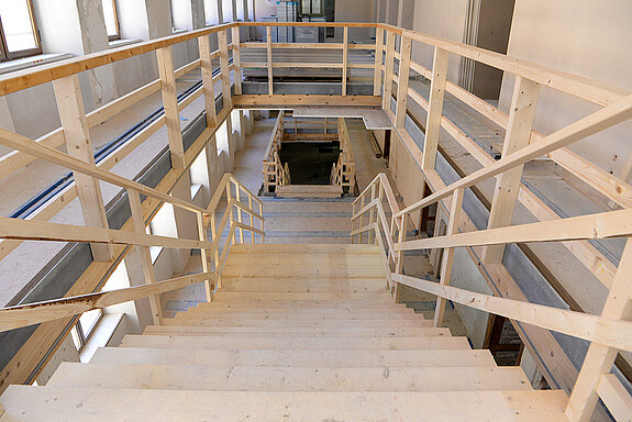 Der neue Treppenlauf auf des Nordseite des Asamgebäudes. (Foto: Stadt Freising)