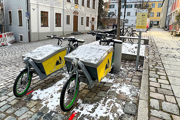 Auch im Winter ist das Angebot, ein elektrisch betriebenes Lastenrat zu mieten, nachgefragt. Eine der beliebtesten Stationen befindet sich vor der Touristinfo in der Innenstadt. (Foto: Stadt Freising)