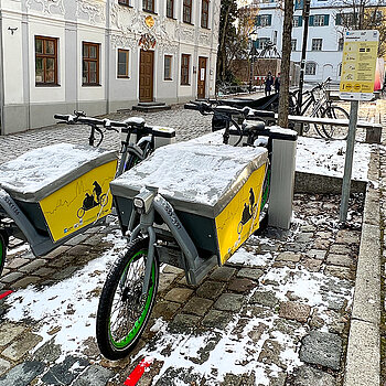 Auch im Winter ist das Angebot, ein elektrisch betriebenes Lastenrat zu mieten, nachgefragt. Eine der beliebtesten Stationen befindet sich vor der Touristinfo in der Innenstadt. (Foto: Stadt Freising)