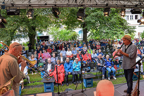 Herrliche Atmosphäre beim Stelldichein der Künstlerinnen und Künstler im Amtsgerichtsgarten. (Foto: Stadt Freising)