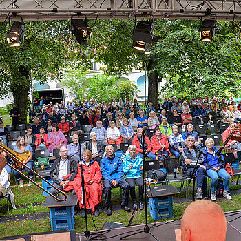 Herrliche Atmosphäre beim Stelldichein der Künstlerinnen und Künstler im Amtsgerichtsgarten. (Foto: Stadt Freising)