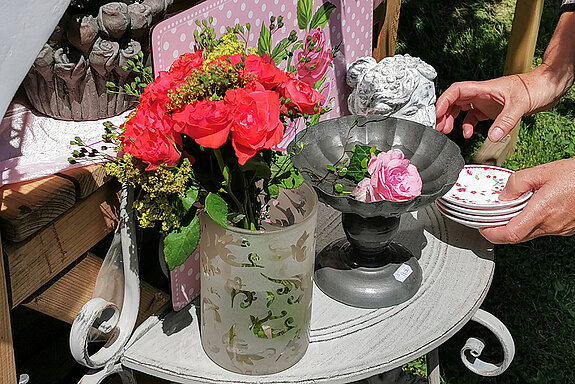 Wohnaccessoires mit Rosendekor beim Rosentag 2021 auf der Roseninsel Freising. (Foto: Stadt Freising)