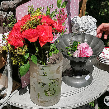 Wohnaccessoires mit Rosendekor beim Rosentag 2021 auf der Roseninsel Freising. (Foto: Stadt Freising)