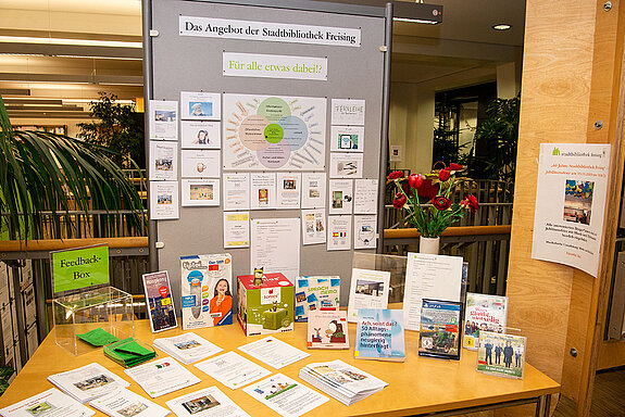 Wie umfassend das Angebot der Stadtbibliothek Freising ist, zeigt eine informative kleine Schau. (Foto: Stadt Freising)