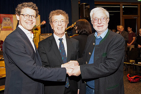 Drei Generationen Musikschule Freising (v.l.): der amtierende Schulleiter Odilo Zapf, sein Vorgänger Martin Keeser und Josef Goerge, Begründer und 36 Jahre Chef der Bildungs- und Kultureinrichtung. (Foto: Stadt Freising)