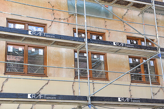 Insgesamt 300 individuell gefertigte Eichenfester werden im Asamgebäude eingebaut, die den historischen Fenstern nachempfunden sind. (Foto: Stadt Freising)