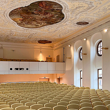 Asamsaal - Blick von der Bühne Richtung Empore. (Foto: ski)