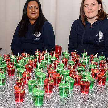 Unwiderstehlich: die knallbunten Wackelpuddings, serviert vom Leo-Club. (Foto: Stadt Freising)