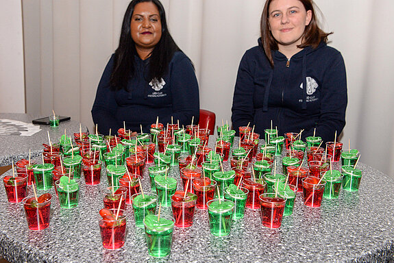 Unwiderstehlich: die knallbunten Wackelpuddings, serviert vom Leo-Club. (Foto: Stadt Freising)