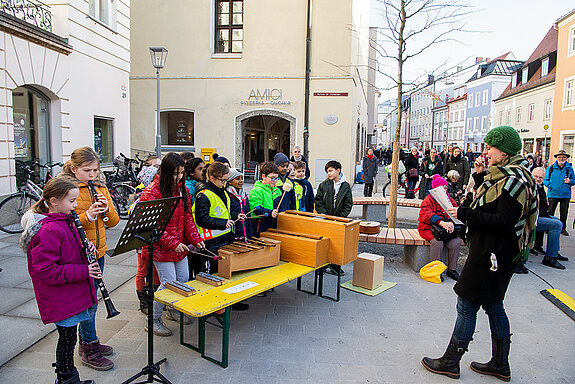 Der Kinderchor der benachbarten Korbiniansschule spielt und singt zur Eröffnung Weihnachtslieder. (Foto: Stadt Freising)
